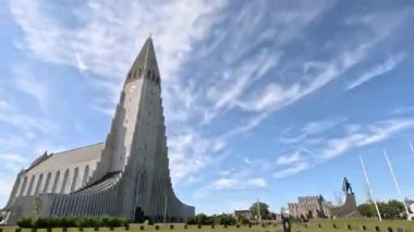 Yüksek Lüteriyen Kilisesi. Kilise gökyüzünün arka planına karşıdır. Zaman Uygulaması.