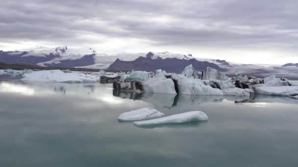 Zlanda Eriyen Bir Buzul Okyanusta Yüzer — Stok video