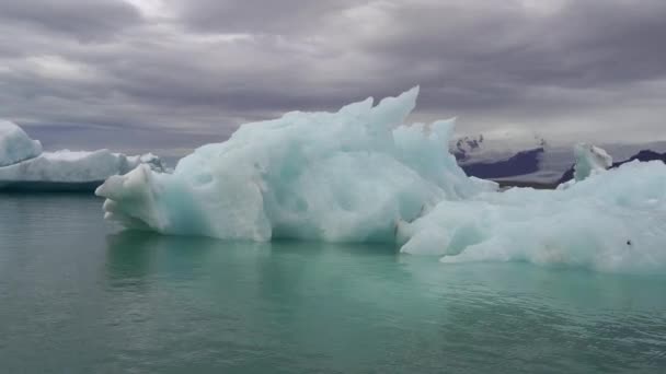 Island Tající Ledovec Plave Oceánu — Stock video