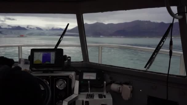 アイスランド ボートは融解する氷河に浮かぶ — ストック動画