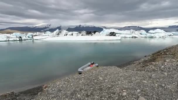 Eriyen Bir Buzulun Kıyısındaki Sürat Teknesi — Stok video