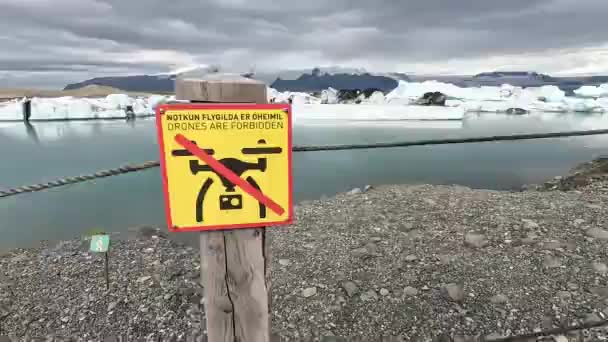 Sinal Drone Proibido Voar Sobre Uma Geleira Derretida Islândia — Vídeo de Stock