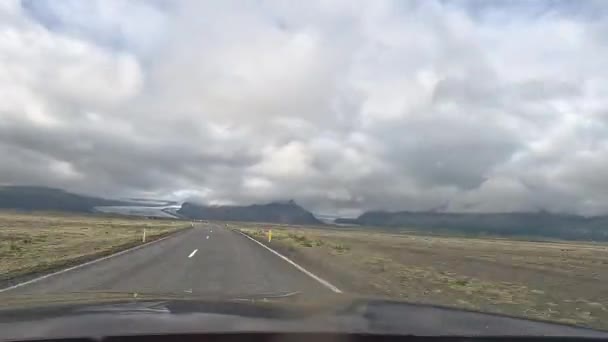 車は風光明媚な道を走っている アイスランド タイムラプス — ストック動画
