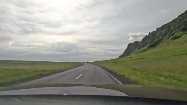 車は風光明媚な道を走っている アイスランド タイムラプス — ストック動画