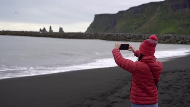 Das Mädchen Macht Telefon Fotos Vom Meer Das Mädchen Steht — Stockvideo