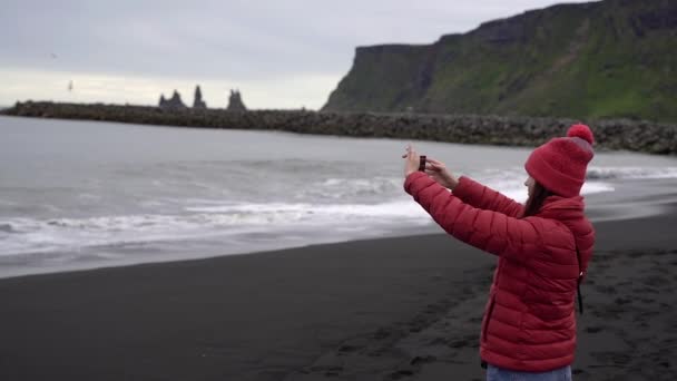 Κορίτσι Τραβάει Φωτογραφίες Του Ωκεανού Στο Τηλέφωνο Κορίτσι Στέκεται Μια — Αρχείο Βίντεο