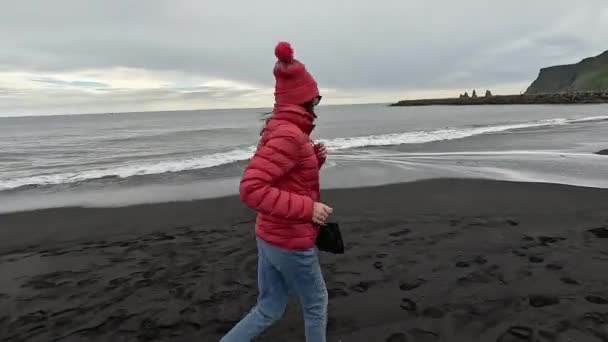 소녀는 해변을 달립니다 아이슬란드 — 비디오