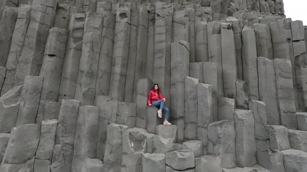 Chica Sienta Una Roca Una Playa Negra Islandia — Vídeos de Stock