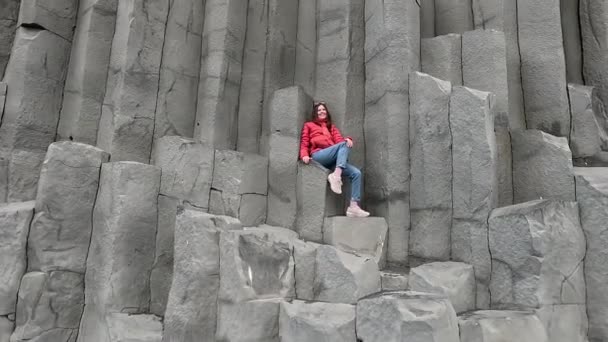 Das Mädchen Sitzt Auf Einem Felsen Einem Schwarzen Strand Island — Stockvideo