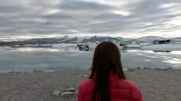 Glacier Fille Approche Glacier Fusion Glacier Flotte Dans Océan — Video