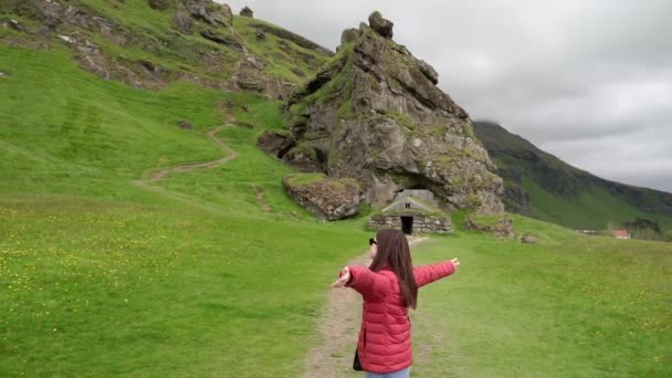 少女は美しい道を歩いている アイスランド — ストック動画