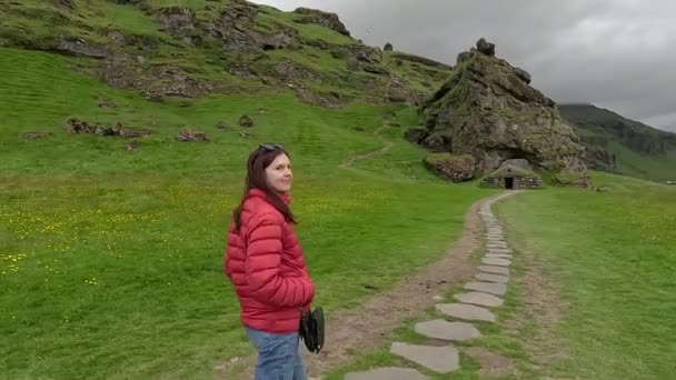 Das Mädchen Läuft Eine Malerische Straße Entlang Island — Stockvideo