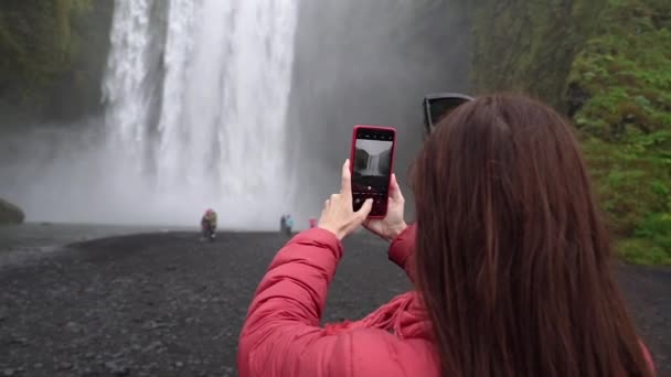 Das Mädchen Fotografiert Einen Großen Wasserfall Island — Stockvideo