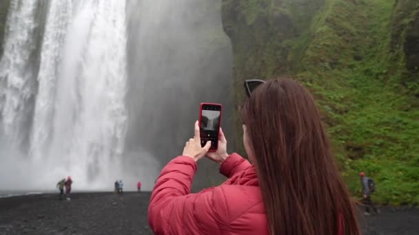 Chica Fotografía Una Gran Cascada Islandia — Vídeos de Stock