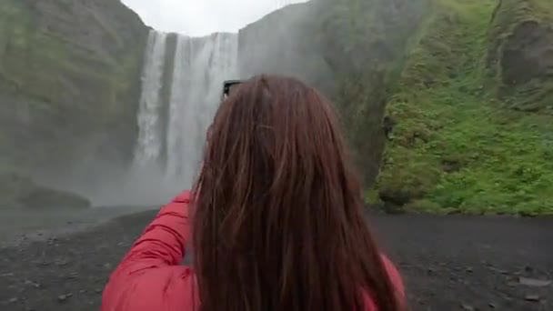 Flickan Fotograferar Ett Stort Vattenfall Island — Stockvideo