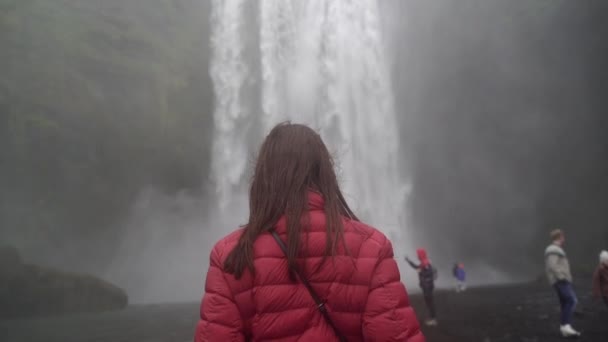 Rapariga Vai Uma Grande Cascata Islândia — Vídeo de Stock