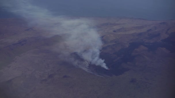 飛行機の窓から燃える火山 アイスランド — ストック動画