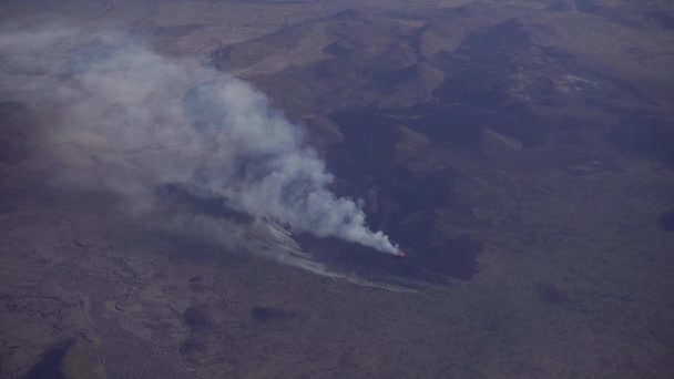 Egy Égő Vulkán Egy Repülőgép Ablakából Izland — Stock videók