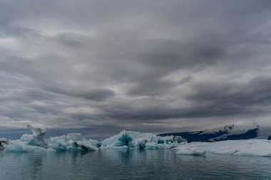 İzlanda. Eriyen bir buzul okyanusta yüzer..