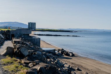 Okyanusun arka planına karşı boş yüzme havuzu. Isı Banyo.