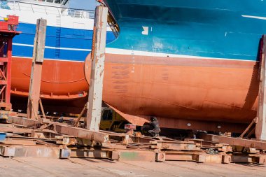 Tersane. Gemi tamiri. Yakın plan. Kaynak işi.