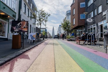 İzlanda - 16 Temmuz 2023. Reykjavik 'in ana caddesi. Sokak hayatı. İzlanda.