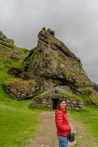 アイスランドの山々の間の絵のような道の背景に対する少女 — ストック写真
