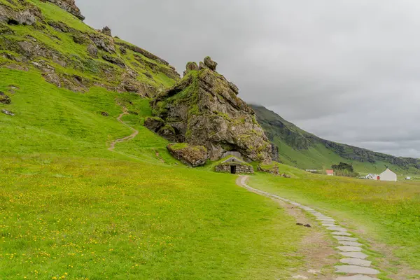 Ένα Γραφικό Μονοπάτι Ανάμεσα Στα Βουνά Της Ισλανδίας Οίκος Βίκινγκ — Φωτογραφία Αρχείου