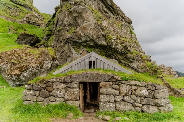 Σπίτι Των Βίκινγκ Γραφικό Τοπίο Ανάμεσα Στα Βουνά Της Ισλανδίας — Φωτογραφία Αρχείου