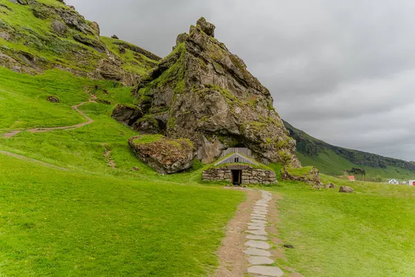 アイスランドの山々の間の美しい道 バイキングハウス — ストック写真