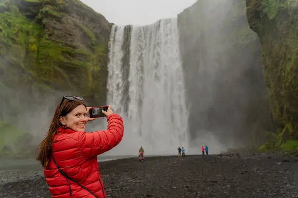 Das Mädchen Fotografiert Einen Großen Wasserfall Island — Stockfoto