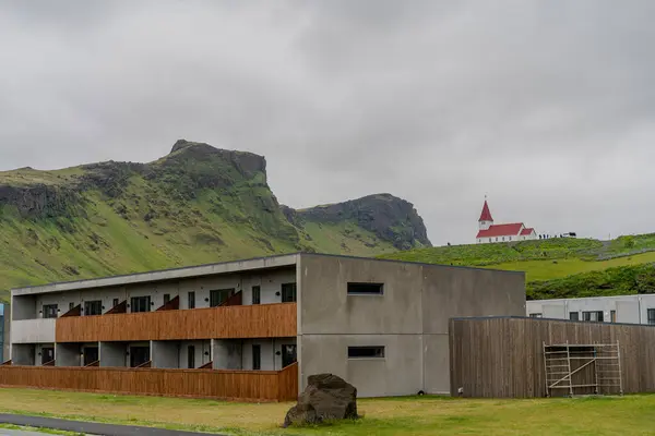 Hotel Contra Pano Fundo Uma Paisagem Pitoresca Islândia — Fotografia de Stock