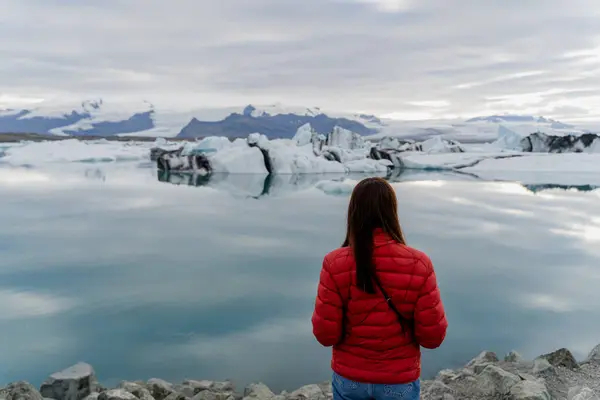 Κορίτσι Στέκεται Την Πλάτη Της Στο Φόντο Ενός Παγετώνα Που — Φωτογραφία Αρχείου