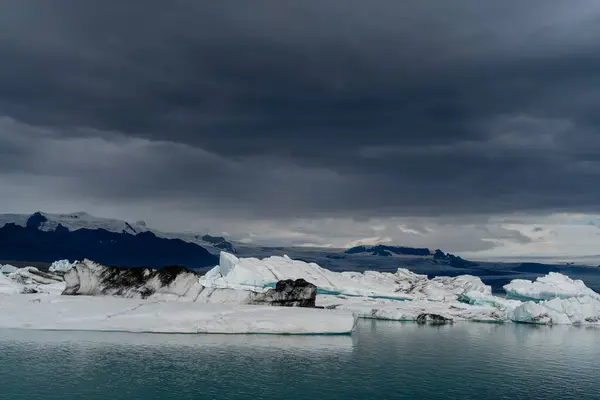 Zlanda Eriyen Bir Buzul Okyanusta Yüzer — Stok fotoğraf