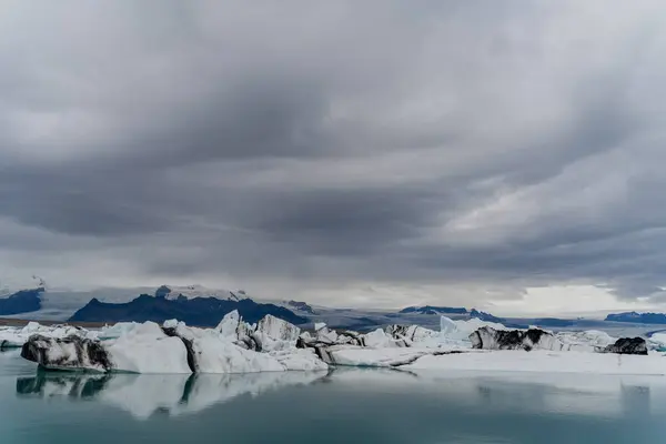 Zlanda Eriyen Bir Buzul Okyanusta Yüzer — Stok fotoğraf
