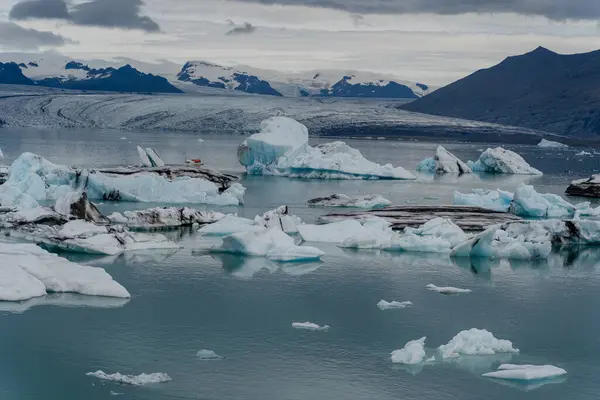 아이슬란드 빙하가 바다로 떠오릅니다 — 스톡 사진