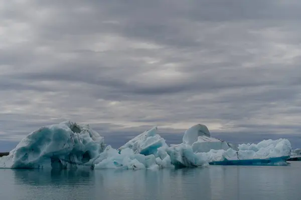 Island Smeltende Isbre Flyter Inn Havet – stockfoto