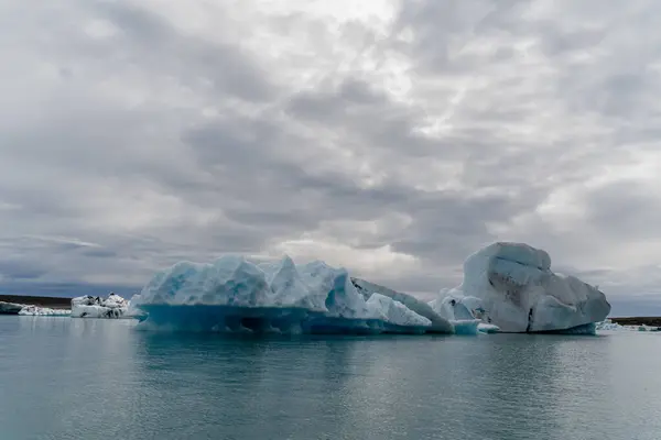 Ισλανδία Ένας Παγετώνας Που Λιώνει Επιπλέει Στον Ωκεανό — Φωτογραφία Αρχείου