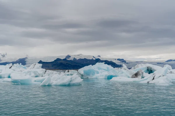 Island Tající Ledovec Plave Oceánu — Stock fotografie