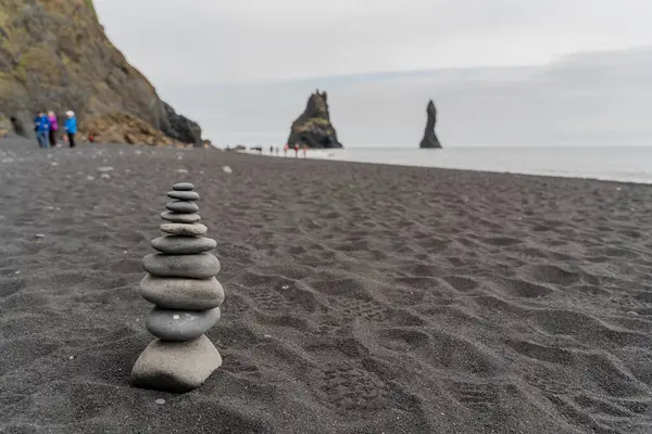 Figurine Made Stones Backdrop Black Beach Ocean Iceland — Stock Photo, Image