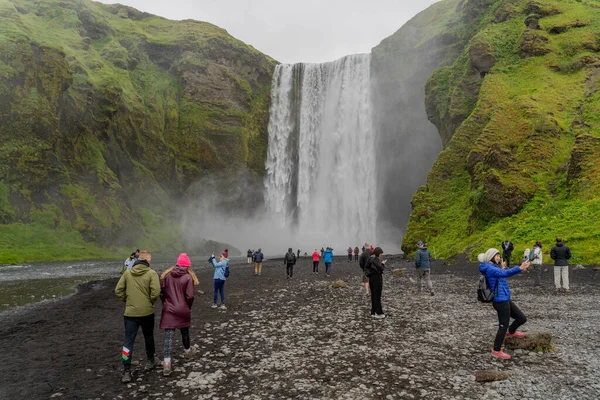Iceland July 2023 Excursion Huge Waterfall People Take Pictures Front — Stock Photo, Image
