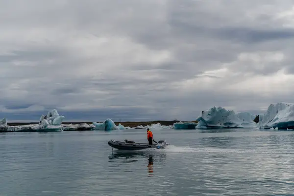 Iceland 2023年7月16日 ジョーカーロン グレイシャー モーターボートは融解する氷河の背景に浮かぶ アイスランド — ストック写真