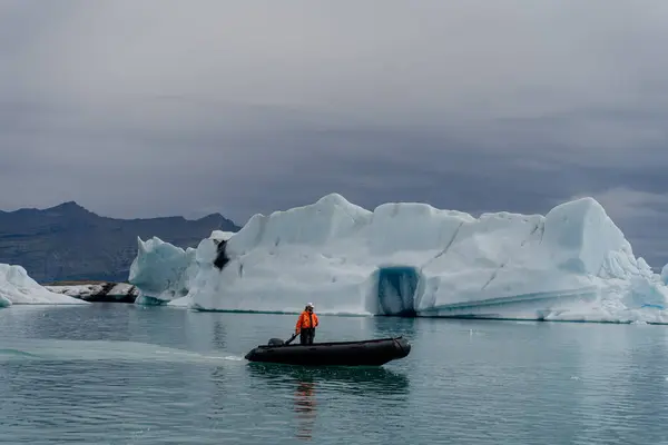 Islândia Julho 2023 Jokulsarlon Glaciar Barco Motor Flutua Contra Pano — Fotografia de Stock