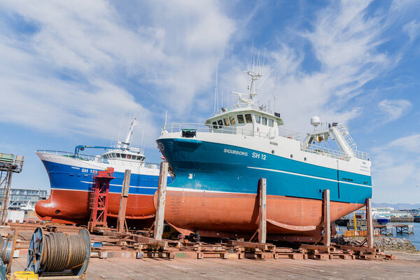 ИСЕЛАНД - 16 июля 2023 года. Верфь. Ремонт корабля. Крупный план. Сварные работы.