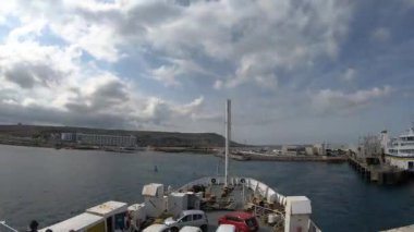 CIRKEWA. MALTA 05 Nisan 2023. Feribot. Feribot limandan kalkıyor..