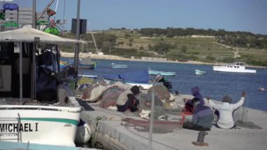 Marakeş. MALTA 05 Nisan 2023. Balıkçılar balık yakalamak için deniz ağları örerler..