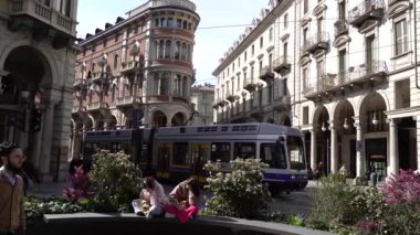 TURIN. ITALY 05 Nisan 2023. Şehirden eski bir tramvay geçiyor..
