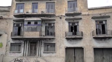 Terk edilmiş bir ev. Yakın plan. Mallta.