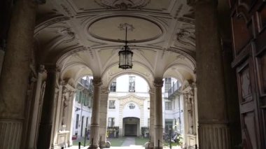 Avlu kemerinde güzel bir sokak lambası.