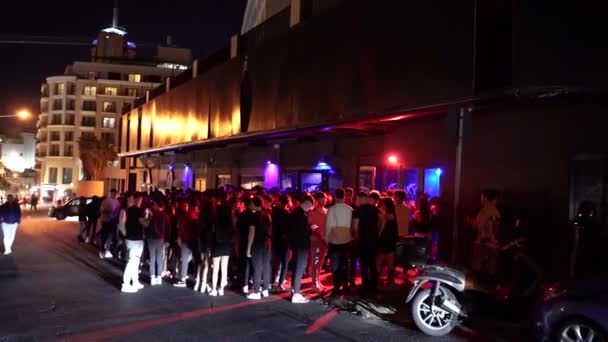 Julian Malta April 2023 Many Young People Standing Front Nightclub — Stock Video